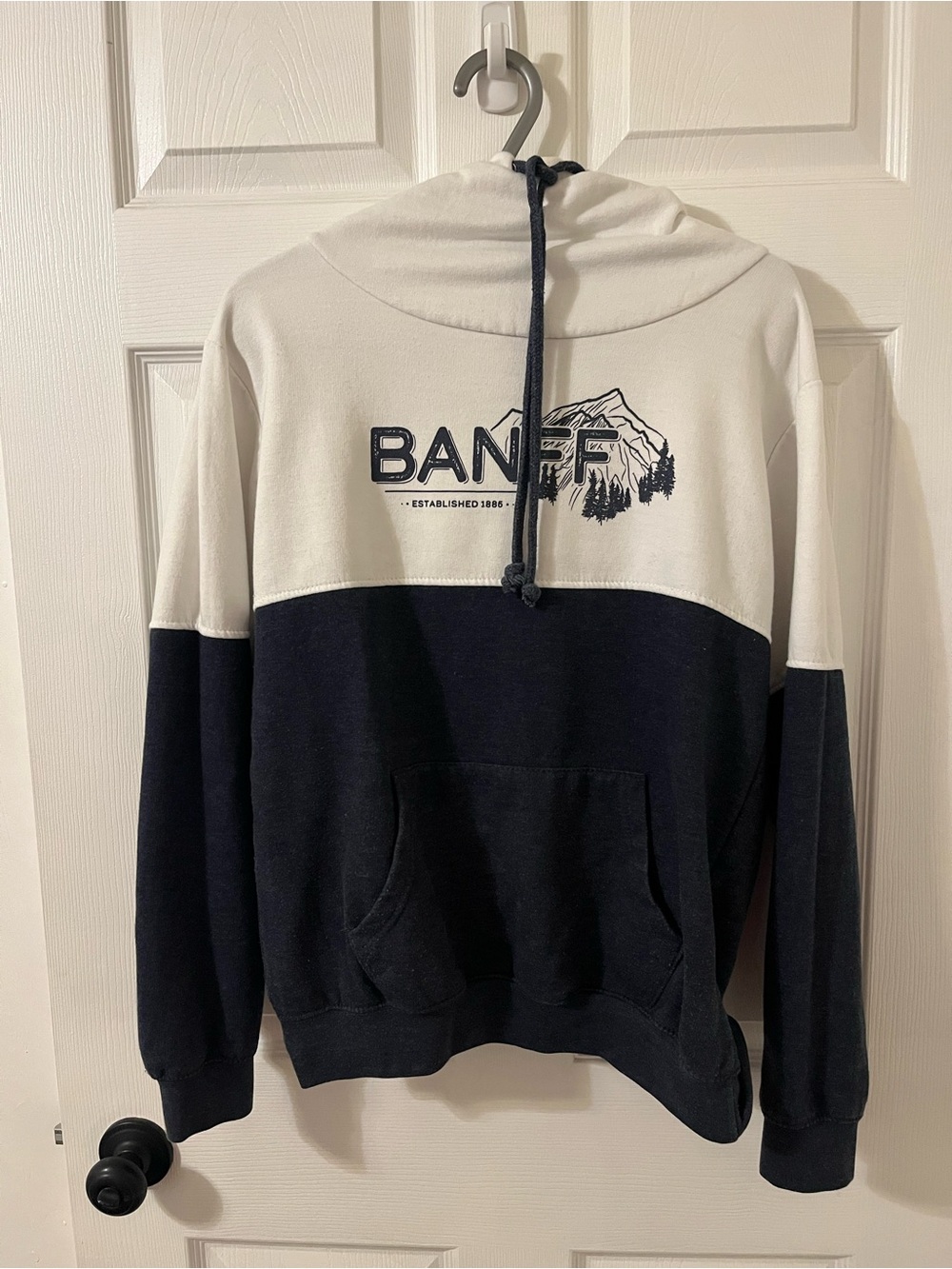 Two-Tone White & Navy Banff Pullover Hoodie - M